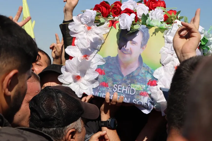 Fermandar Nûreddîn li Qamişloyê bi Stranê Mihemed Şêxo û bi tilîliyan hate pêşwazîkirin