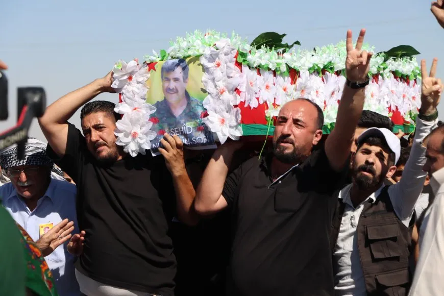 Fermandar Nûreddîn li Qamişloyê bi Stranê Mihemed Şêxo û bi tilîliyan hate pêşwazîkirin