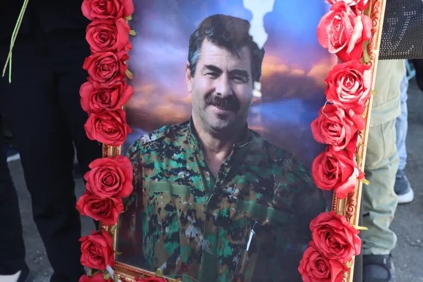 Fermandar Nûreddîn li Qamişloyê bi Stranê Mihemed Şêxo û bi tilîliyan hate pêşwazîkirin