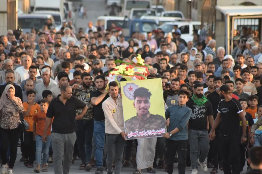 Şêniyên Qamişloyê şehîd Yamin bi peyamên serbilindiyê spart axê