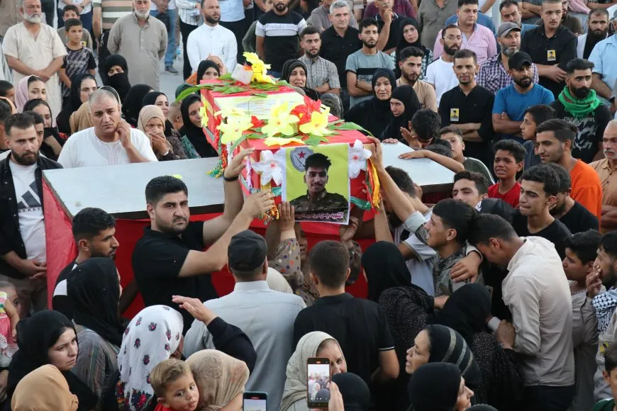Şêniyên Qamişloyê şehîd Yamin bi peyamên serbilindiyê spart axê