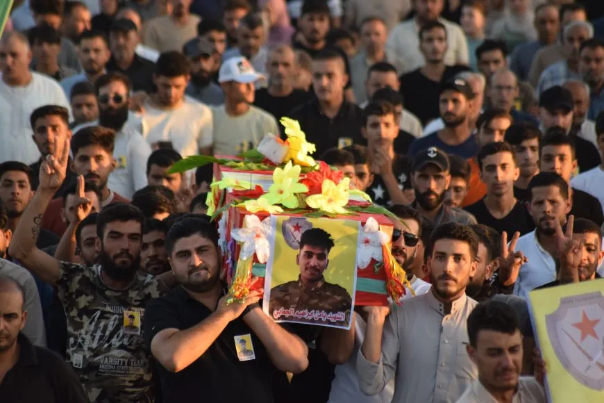 Şêniyên Qamişloyê şehîd Yamin bi peyamên serbilindiyê spart axê