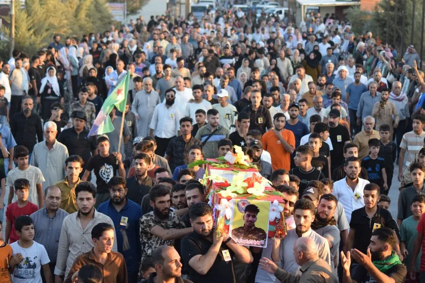 Şêniyên Qamişloyê şehîd Yamin bi peyamên serbilindiyê spart axê
