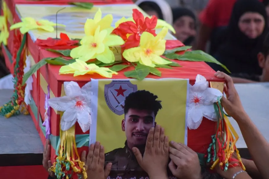 Şêniyên Qamişloyê şehîd Yamin bi peyamên serbilindiyê spart axê