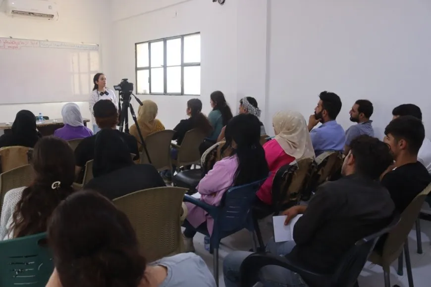 Li Reqayê 25 ciwan tev li dewreyeke perwerdeyê bû