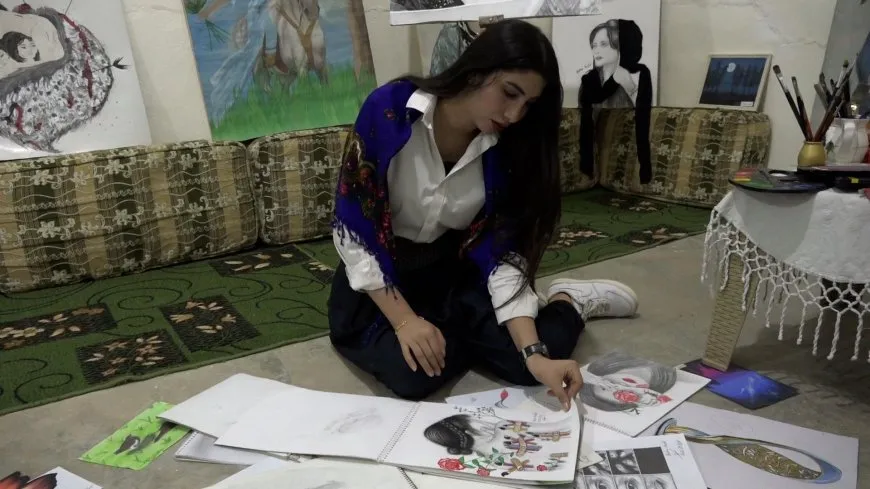‘Di tabloyên xwe de têkoşîna jinan nîşan didim’
