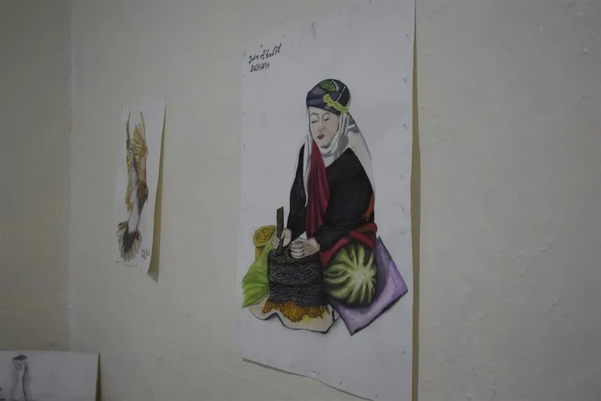 ‘Di tabloyên xwe de têkoşîna jinan nîşan didim’