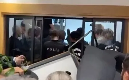 Rageşiya li ber avahiya CHP’ê ya Stenbolê mezin bû