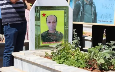Şehîd Mazdek Ararat li ser gora xwe hat bibîranîn