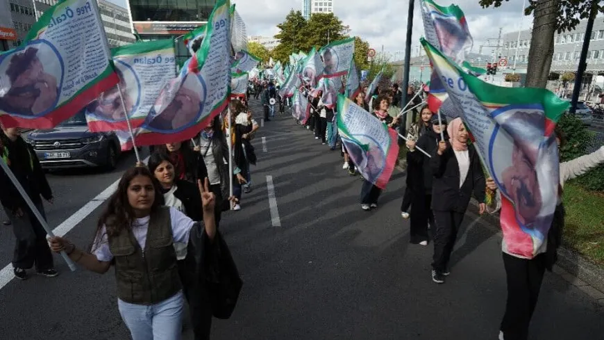 Meşa Dirêj a ji bo azadiya Rêber Apo di roja sêyemîn de ye