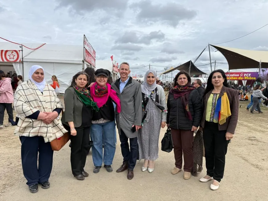 Şandeya jinan a li Parîsê hevdîtinên xwe didomîne