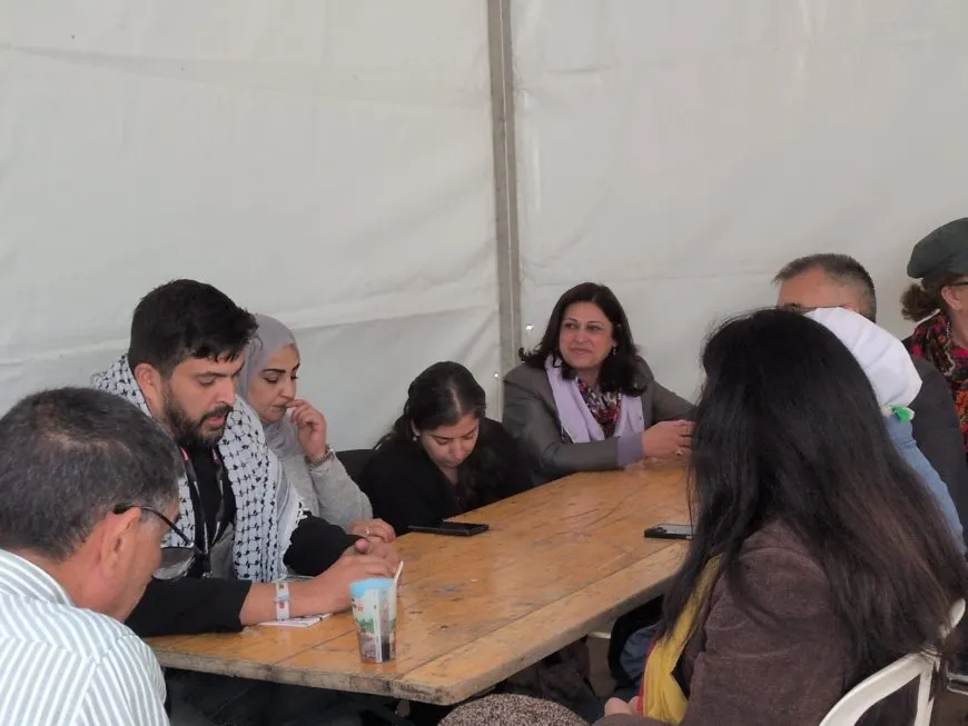 Şandeya jinan a li Parîsê hevdîtinên xwe didomîne