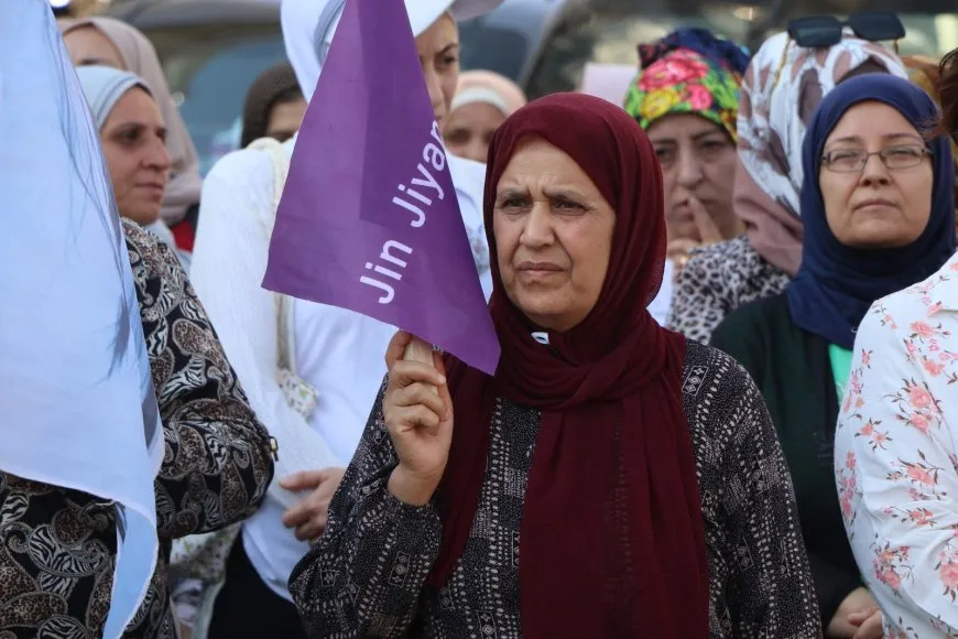 Jinên Helebê piştgirî da serhildana "Jin Jiyan Azadî"