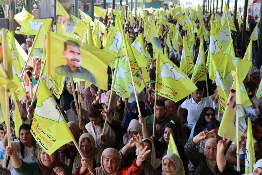 Şêniyên kantona Firatê bi meşekê piştgirî da QSD’ê