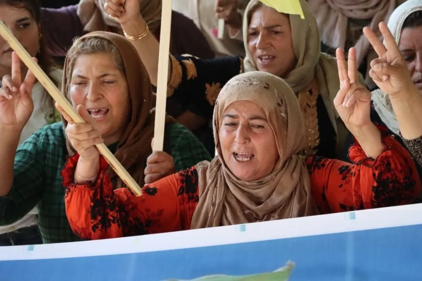 Şêniyên kantona Firatê bi meşekê piştgirî da QSD’ê