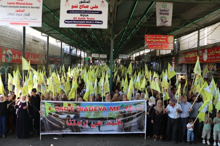 Şêniyên kantona Firatê bi meşekê piştgirî da QSD’ê
