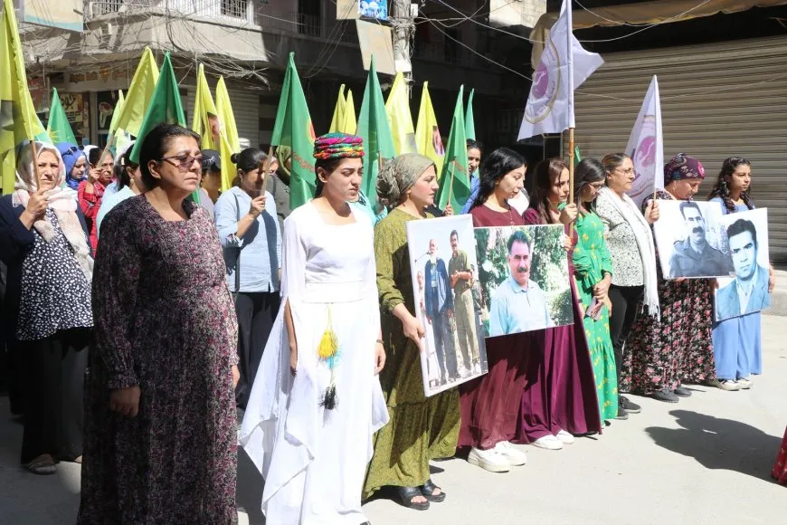 Li Helebê ji bo azadiya Rêber Apo broşûr hatin belavkirin