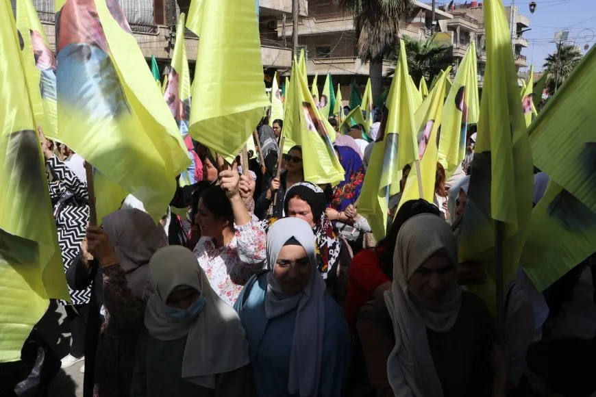 Jinan bi meşekê daxwaziya azadiya fizîkî ya Rêber Abdullah Ocalan kir