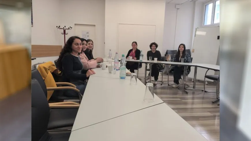 Şandeya jinan a Bakur û Rojhilatê Sûriyeyê pirsgirêkên mirovî û yên jinan nîqaş kirin