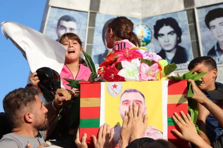 Li Kobanê merasîma oxirkirina şehîdekî û ji bo 3 şehîdan merasîma xiyabî