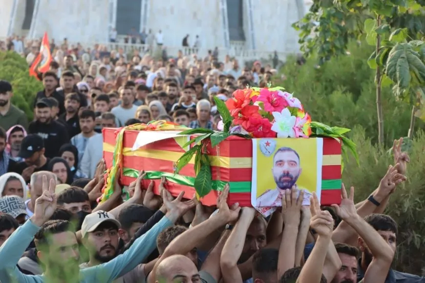 Li Kobanê merasîma oxirkirina şehîdekî û ji bo 3 şehîdan merasîma xiyabî