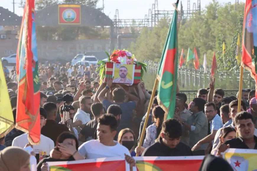 Li Kobanê merasîma oxirkirina şehîdekî û ji bo 3 şehîdan merasîma xiyabî