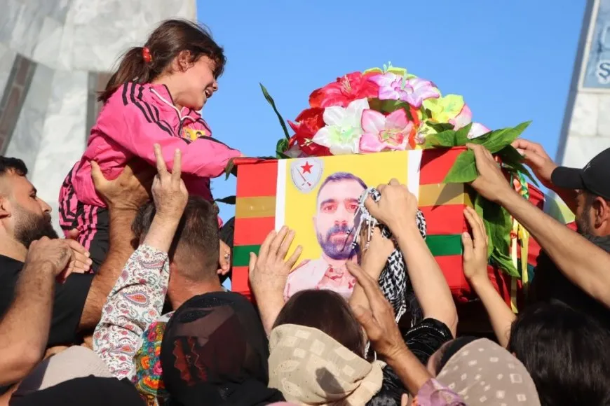 Li Kobanê merasîma oxirkirina şehîdekî û ji bo 3 şehîdan merasîma xiyabî