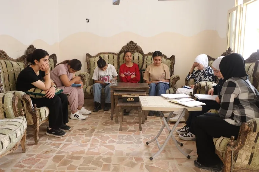 Jinên ciwan Manîfestoya Aştî û Civaka Demokratîk dixwînin