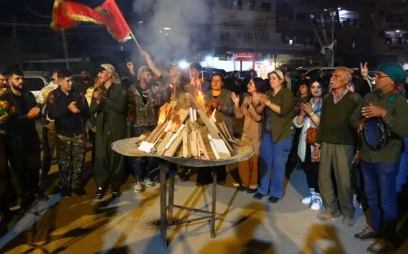 Li Qamişloyê ji bo bersivdana biryara hikumetê agirê Newrozê hat pêxistin