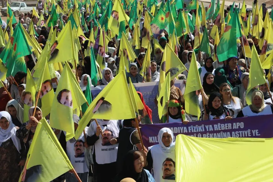 Jin ji bo azadiya fîzîkî ya Rêber Abdullah Ocalan meşiyan