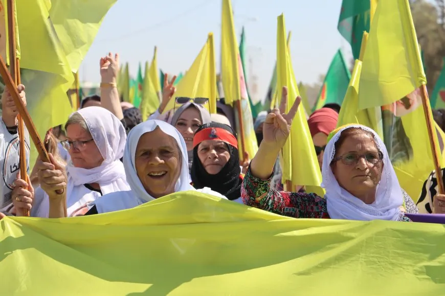 Jin ji bo azadiya fîzîkî ya Rêber Abdullah Ocalan meşiyan