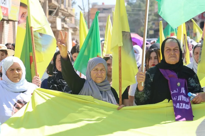 Jin ji bo azadiya fîzîkî ya Rêber Abdullah Ocalan meşiyan