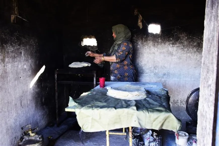 Bi sêlekê debara malbata xwe ya koçber dike