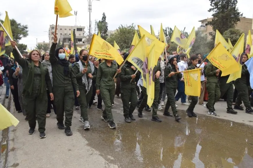 Şêniyên Tebqa û Reqayê komplo şermezar kir