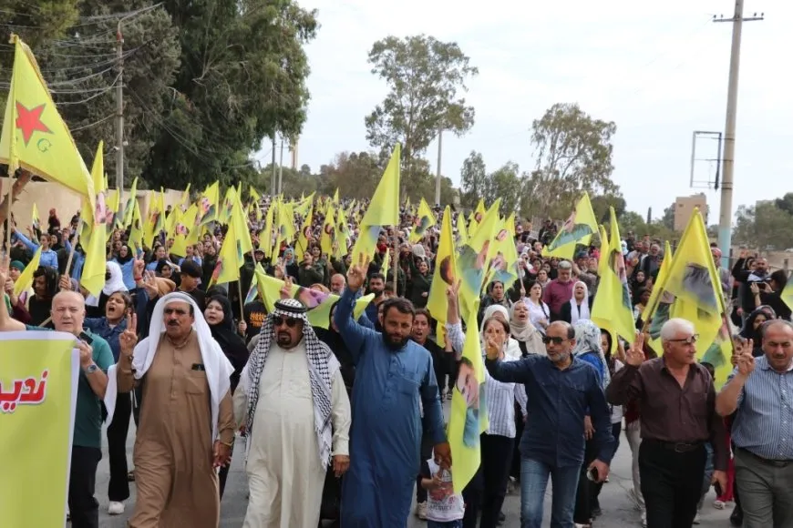 Şêniyên Tebqa û Reqayê komplo şermezar kir