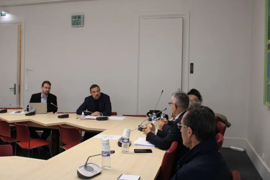 Nûnertiya Rêveberiya Xweser li parlamentoya Fransayê hevdîtin kir