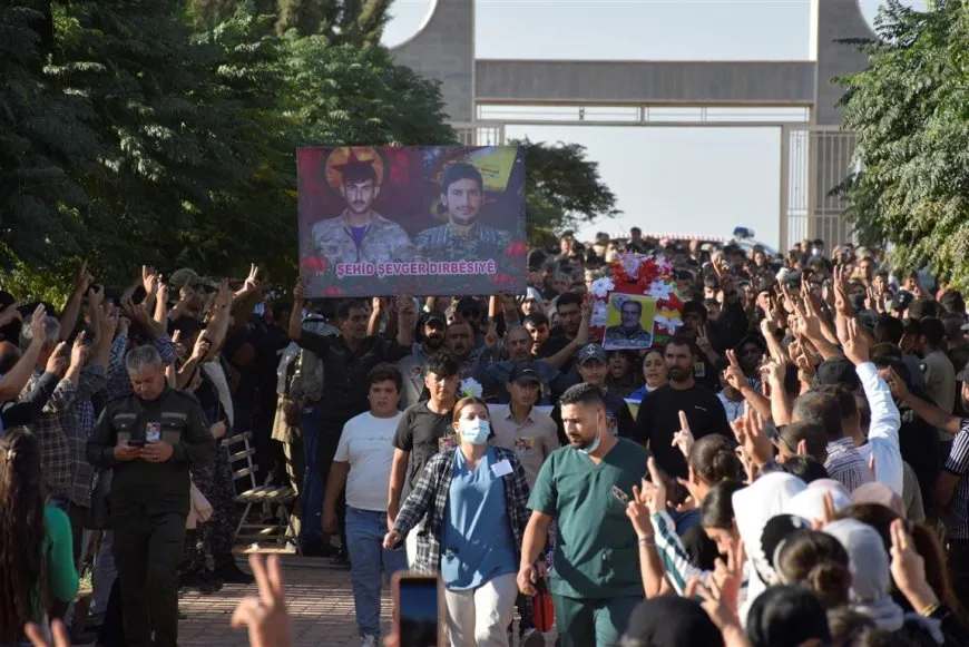 Xelkê Dirbêsiyê şehîdek oxir kir û gerîlayek bi bîr anî