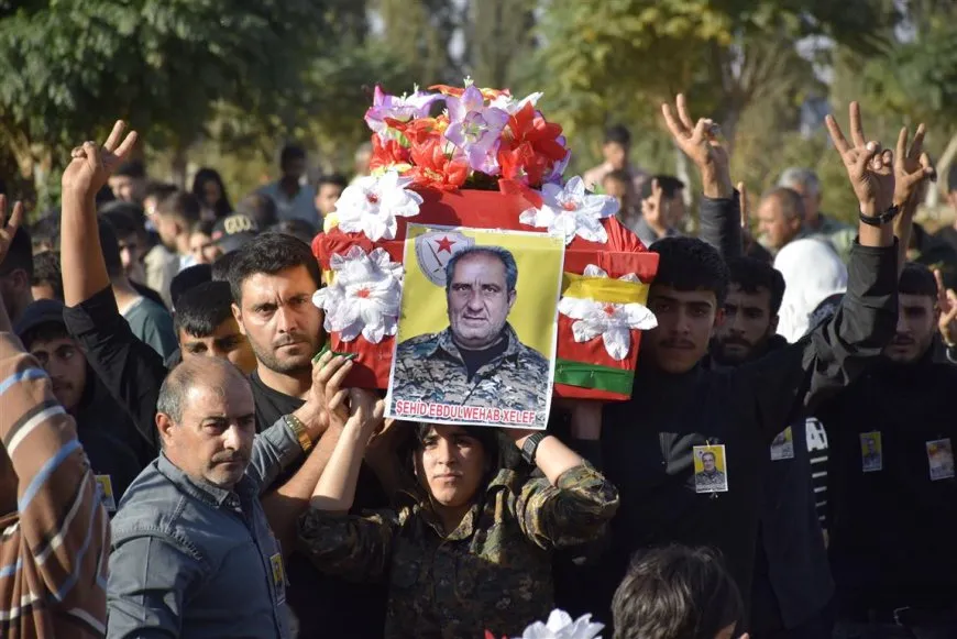 Xelkê Dirbêsiyê şehîdek oxir kir û gerîlayek bi bîr anî