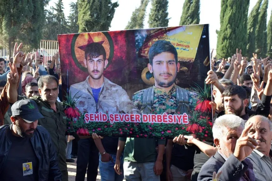 Xelkê Dirbêsiyê şehîdek oxir kir û gerîlayek bi bîr anî