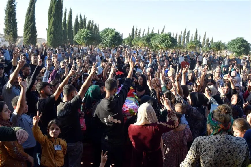 Xelkê Dirbêsiyê şehîdek oxir kir û gerîlayek bi bîr anî