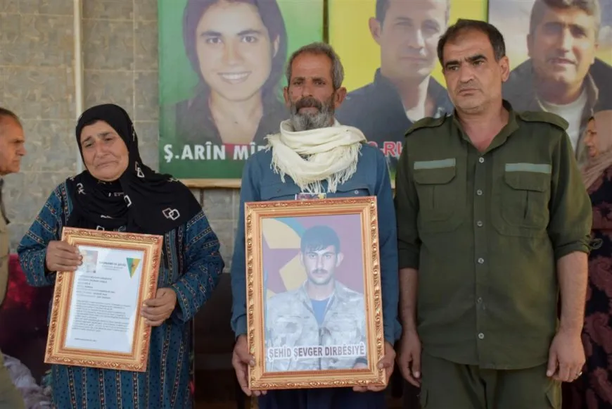 Xelkê Dirbêsiyê şehîdek oxir kir û gerîlayek bi bîr anî