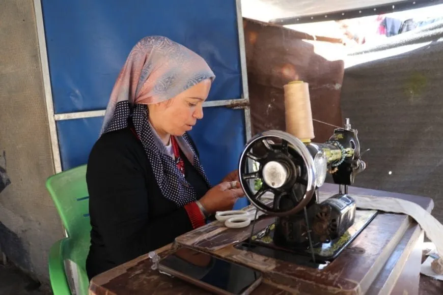 Bi karê dirûnê li hember dijwariya koçberiyê li ber xwe dide