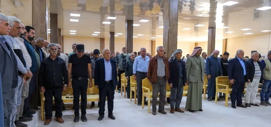 Fermandariya Giştî ya QSDˊê bi xelkê Reqayê re civiya