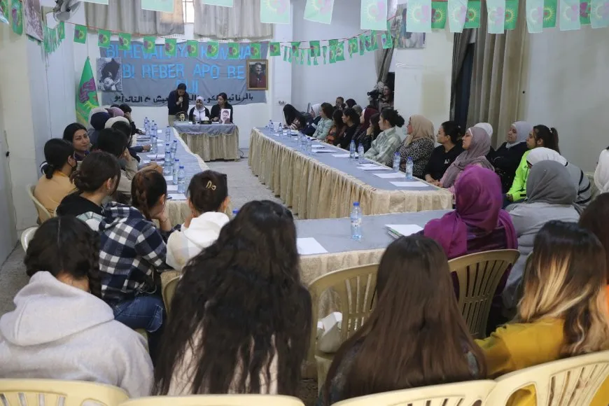 Jinên Ciwan bi daxwaza azadiya Rêber Apo panelek li dar xist