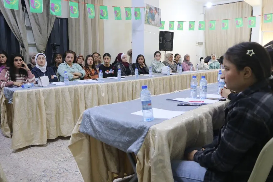 Jinên Ciwan bi daxwaza azadiya Rêber Apo panelek li dar xist