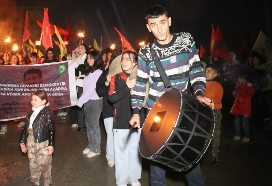 Ciwanên Helebê bi daxwaza azadiya Rêber Apo meşiyan