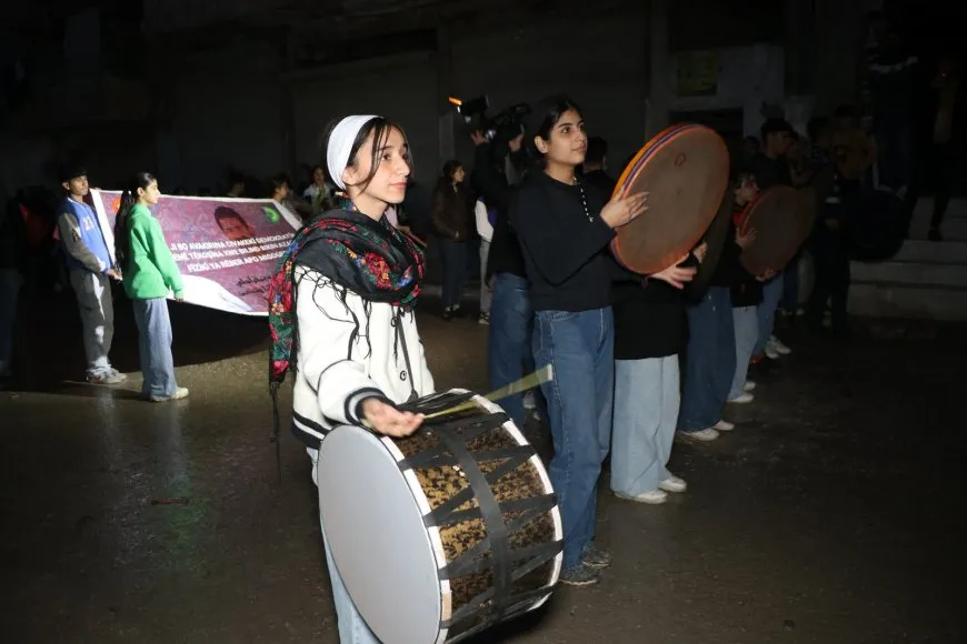 Ciwanên Helebê bi daxwaza azadiya Rêber Apo meşiyan