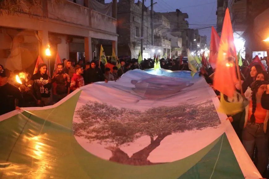 Ciwanên Helebê bi daxwaza azadiya Rêber Apo meşiyan