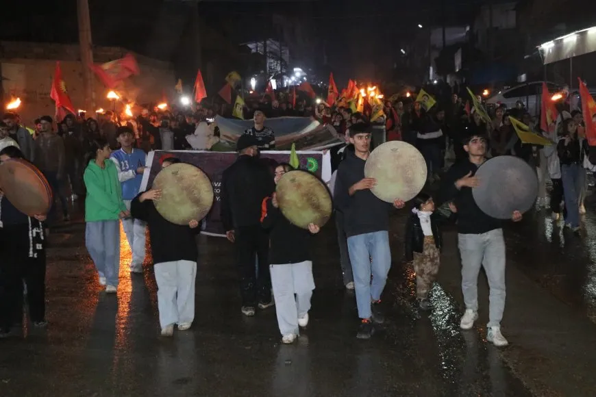 Ciwanên Helebê bi daxwaza azadiya Rêber Apo meşiyan