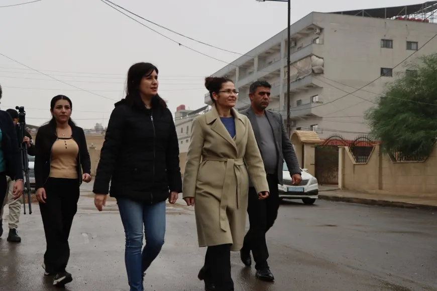 Şandeyeke Rêveberiya Xweser serdana komînan kir